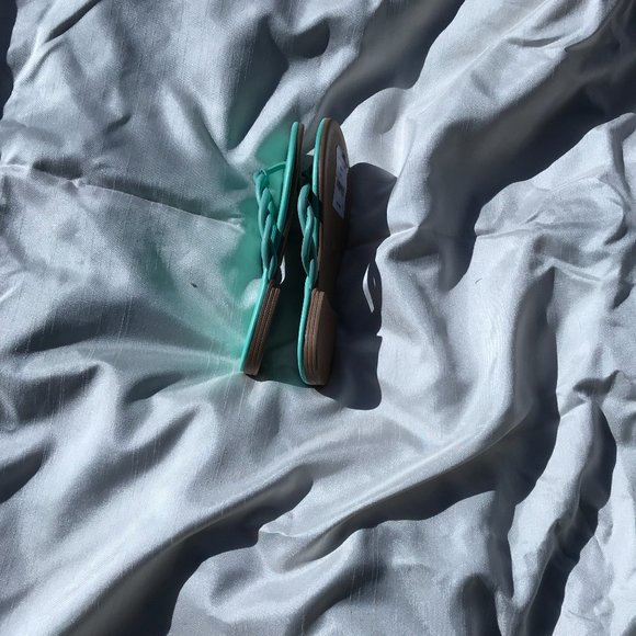 NEW in BOX!! SAKS FIFTH AVENUE mint sandals, size 7M. - Picture 4 of 5